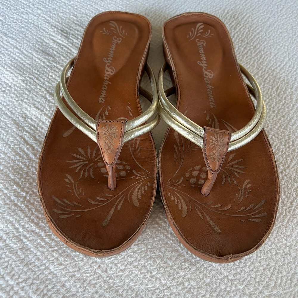 Tommy Bahama Women's Used Leather Brown and Gold Sandals Flip Flops Size 10